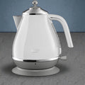 Eleganter De’Longhi Wasserkocher in Weiß mit hochwertigen Edelstahl-Details – zeitloses Design für jede Küche.