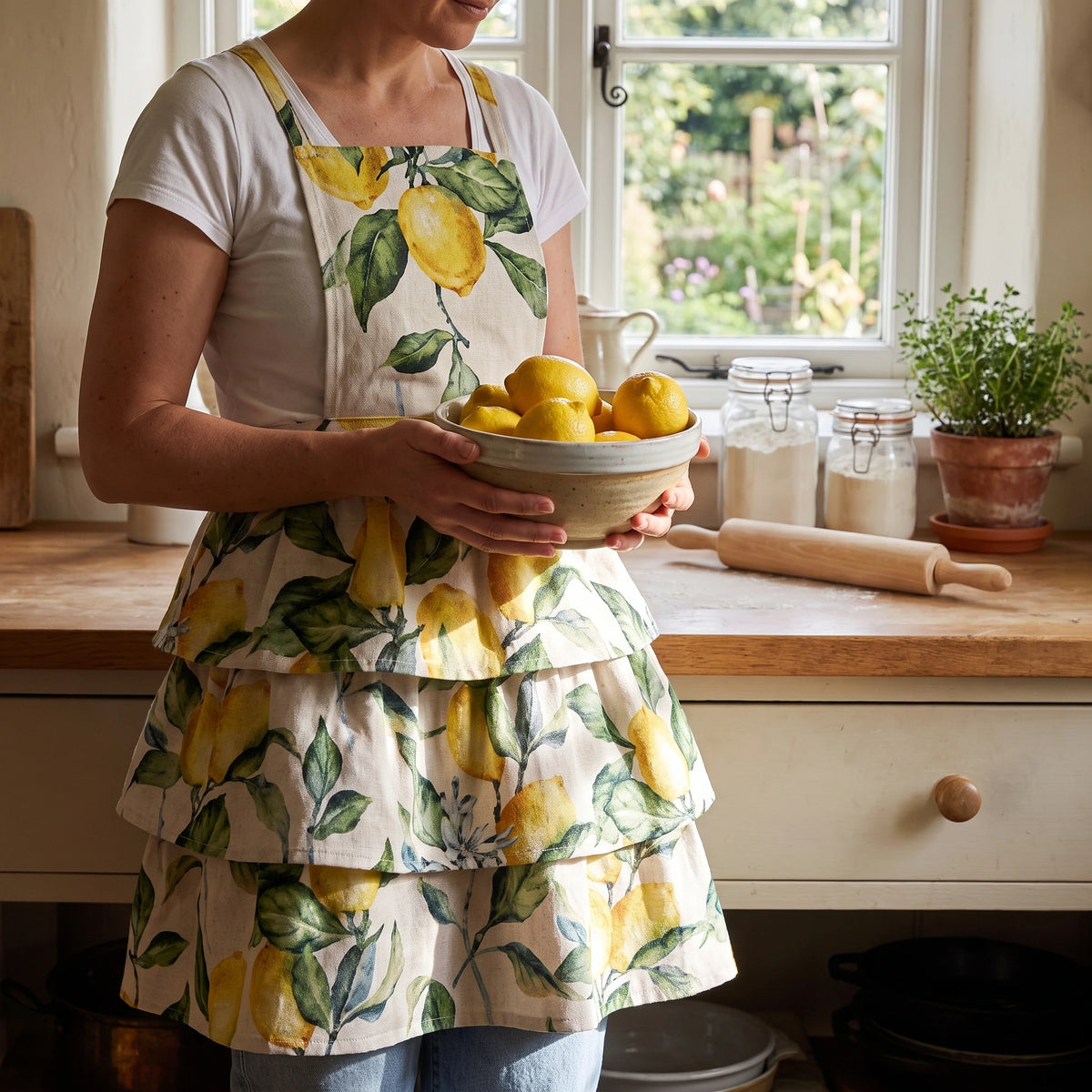 Damen-Schürze Lemon Linen mit Rüschen | Enhance the original product photo without changing its content or composition.