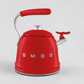 Roter SMEG Wasserkocher im Retro-Design aus Edelstahl mit ergonomischem Griff – stilvolles Küchengerät für modernes Wohnen
