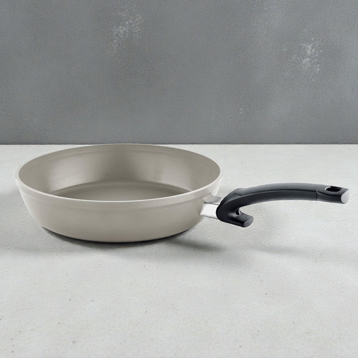 Tiefe Bratpfanne mit hochwertiger Antihaftbeschichtung und ergonomischem Griff, ideal zum Braten und Schmoren