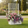 Weißer Pflanzkasten mit Rankgitter im Garten, gefüllt mit rosa Rosen, weißen Blüten und violetten Petunien, stilvolle Outdoor-Dekoration für Terrasse und Garten