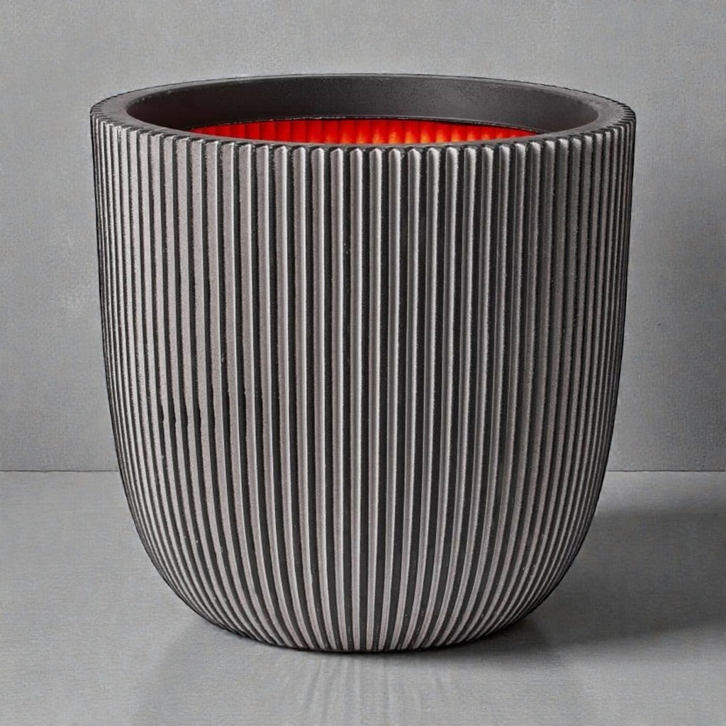 Moderner Blumentopf in Grau mit geriffelter Struktur – stilvolles Design für zeitgemäße Wohn- und Außenbereiche.