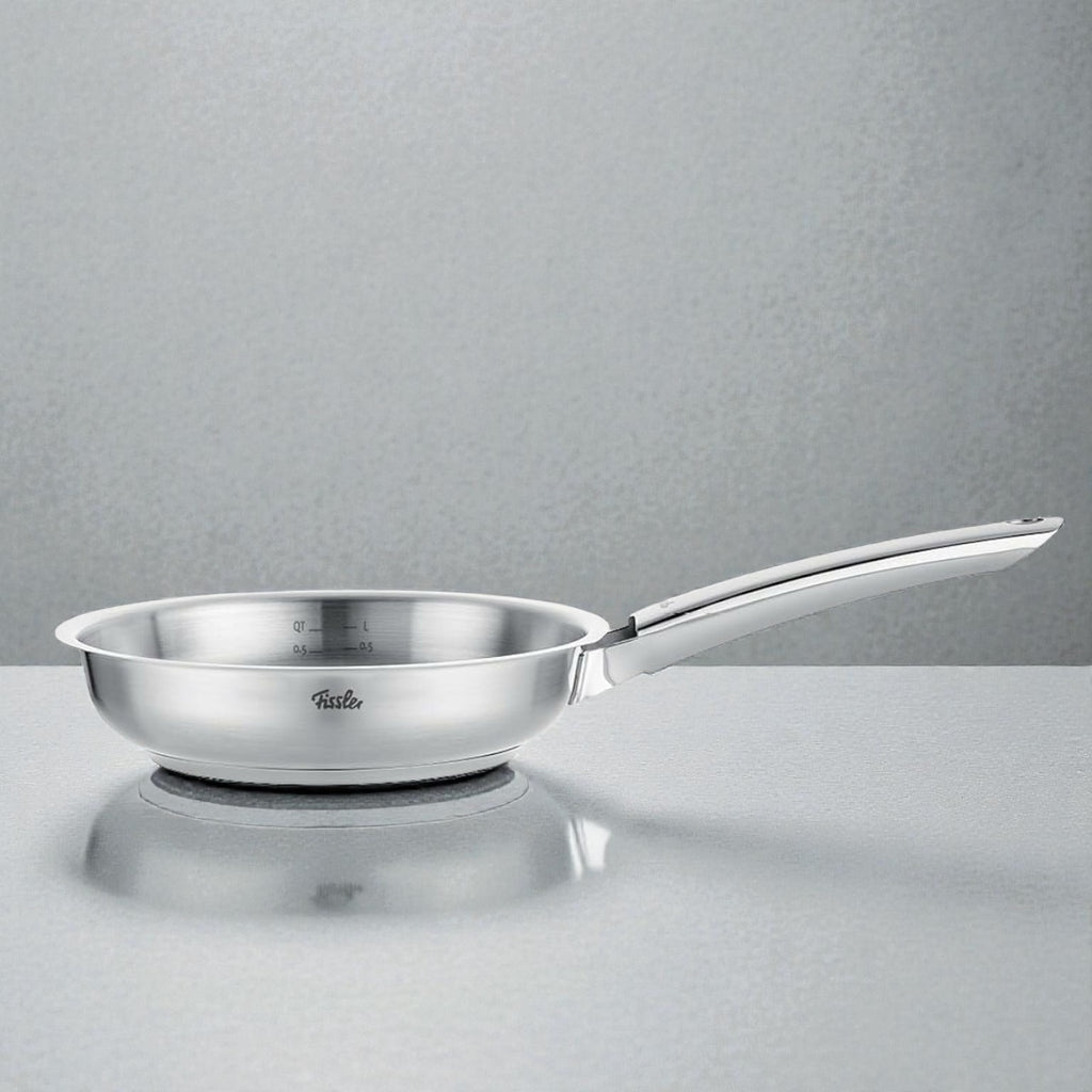 Flache Edelstahl-Bratpfanne mit langem Griff, ideal für präzises Anbraten und tägliches Kochen