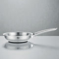 Flache Edelstahl-Bratpfanne mit langem Griff, ideal für präzises Anbraten und tägliches Kochen