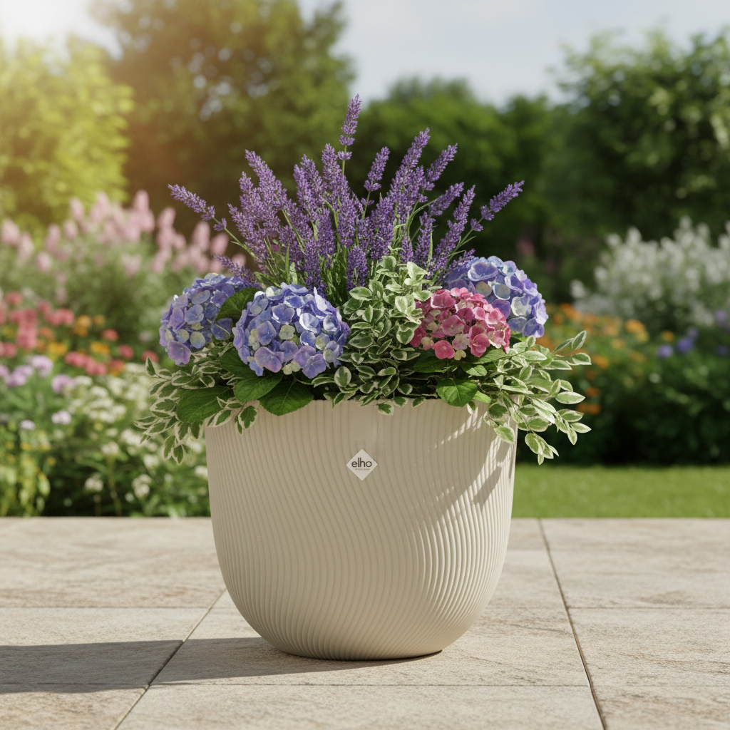 Eleganter Blumentopf mit bunten Gartenblumen auf Terrasse im Sonnenlicht – dekorativer Pflanztopf für Garten und Balkon Elena Home Living