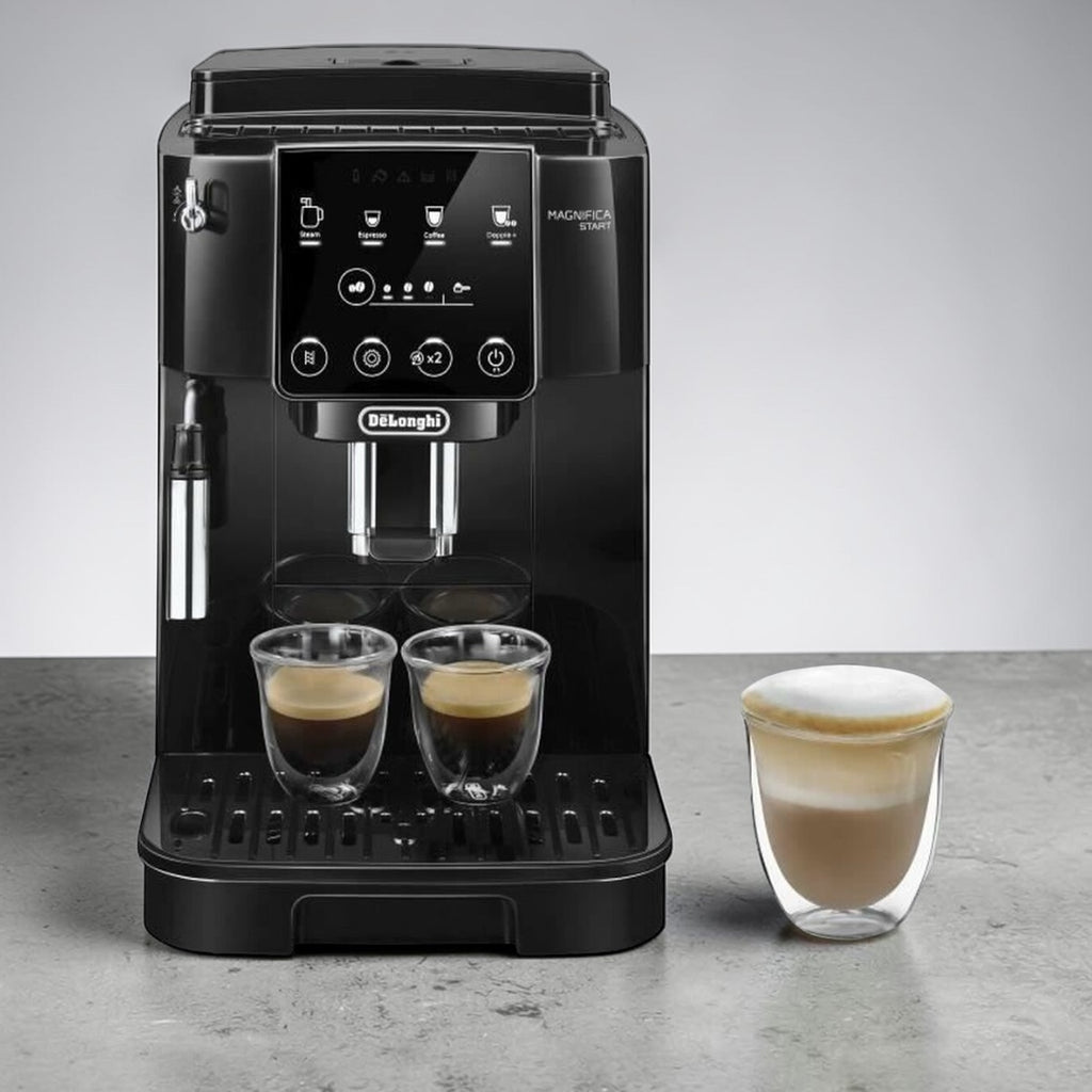 Automatischer DeLonghi Kaffeevollautomat mit zwei Espresso-Gläsern und Latte Macchiato auf moderner Küchenarbeitsplatte

