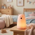 Großes Bär-Nachtlicht aus Silikon – Lavendel | Erstelle ein hochwertiges, fotorealistisches Hauptbild für einen Premium-Onlineshop im quadratischen Format 1:1 und in 2048 × 2048 Pixel.
