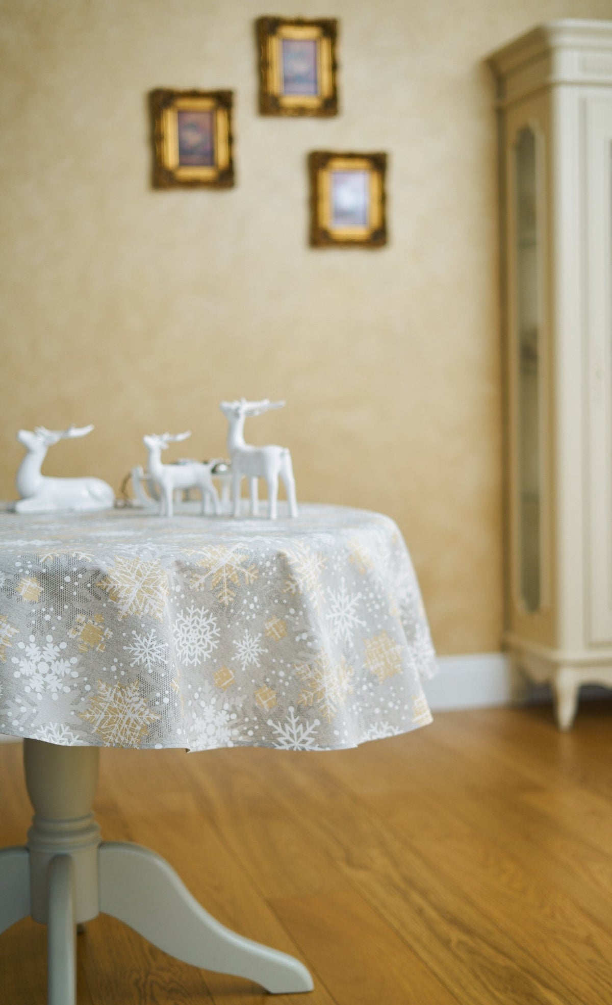 Runde Tischdecke Snowflakes mit Schneeflockenmotiv – Originalansicht 3