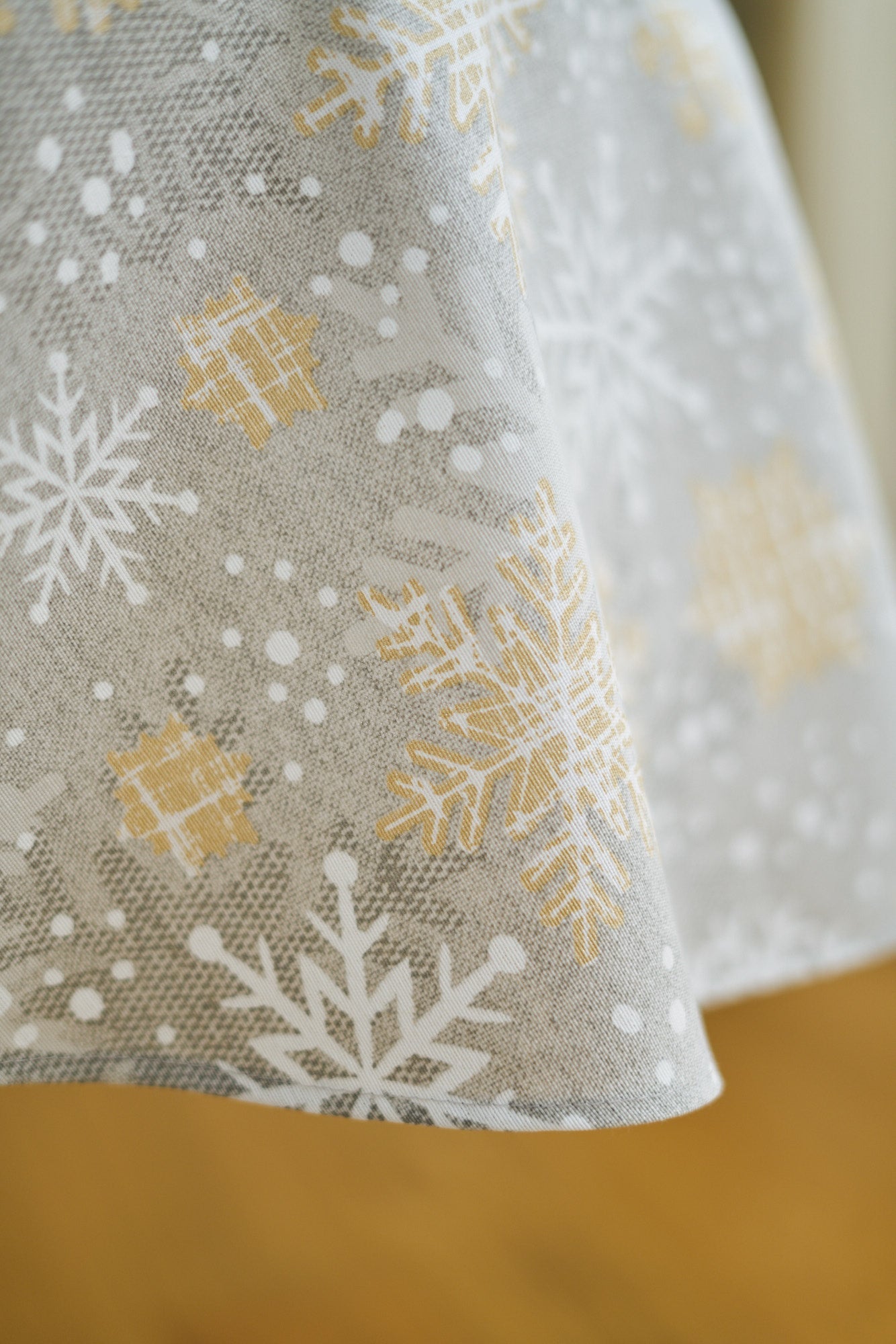 Runde Tischdecke Snowflakes mit Schneeflockenmotiv – Originalansicht 4