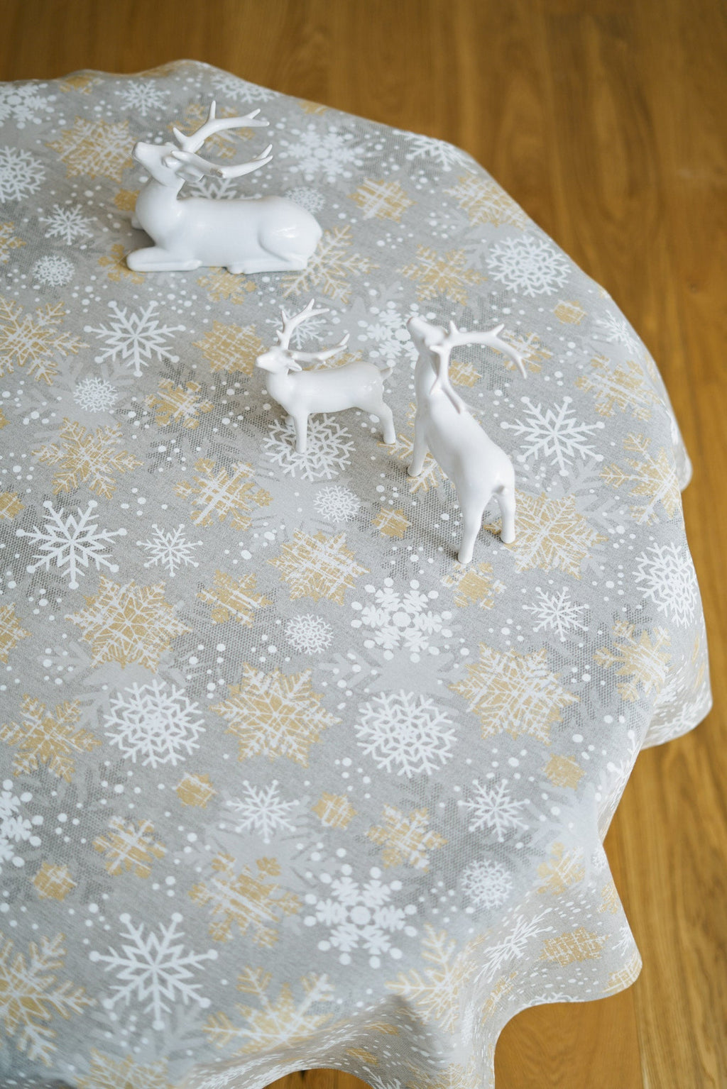 Runde Tischdecke Snowflakes mit Schneeflockenmotiv – Originalansicht 2