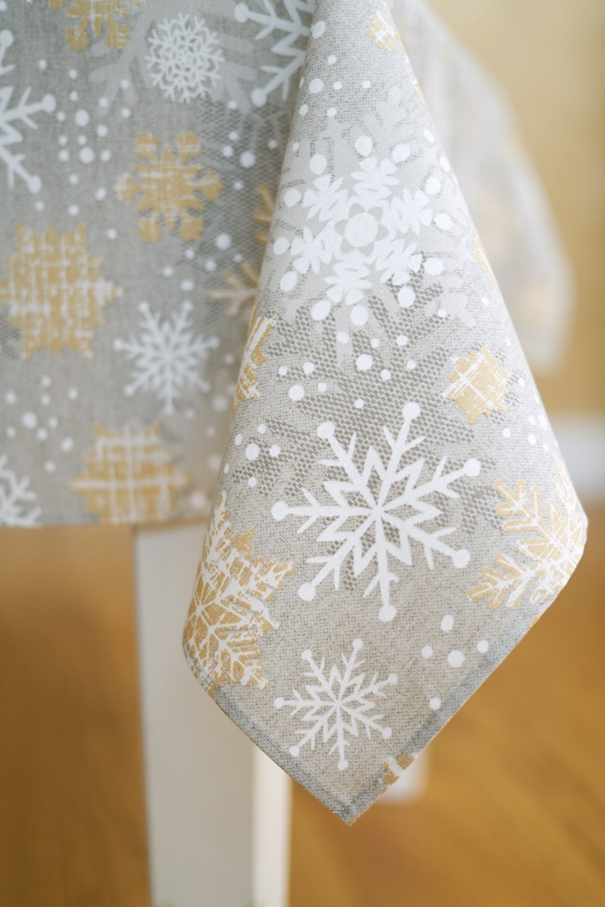 Tischdecke Snowflakes mit winterlichem Schneeflockenmotiv – Originalansicht 3