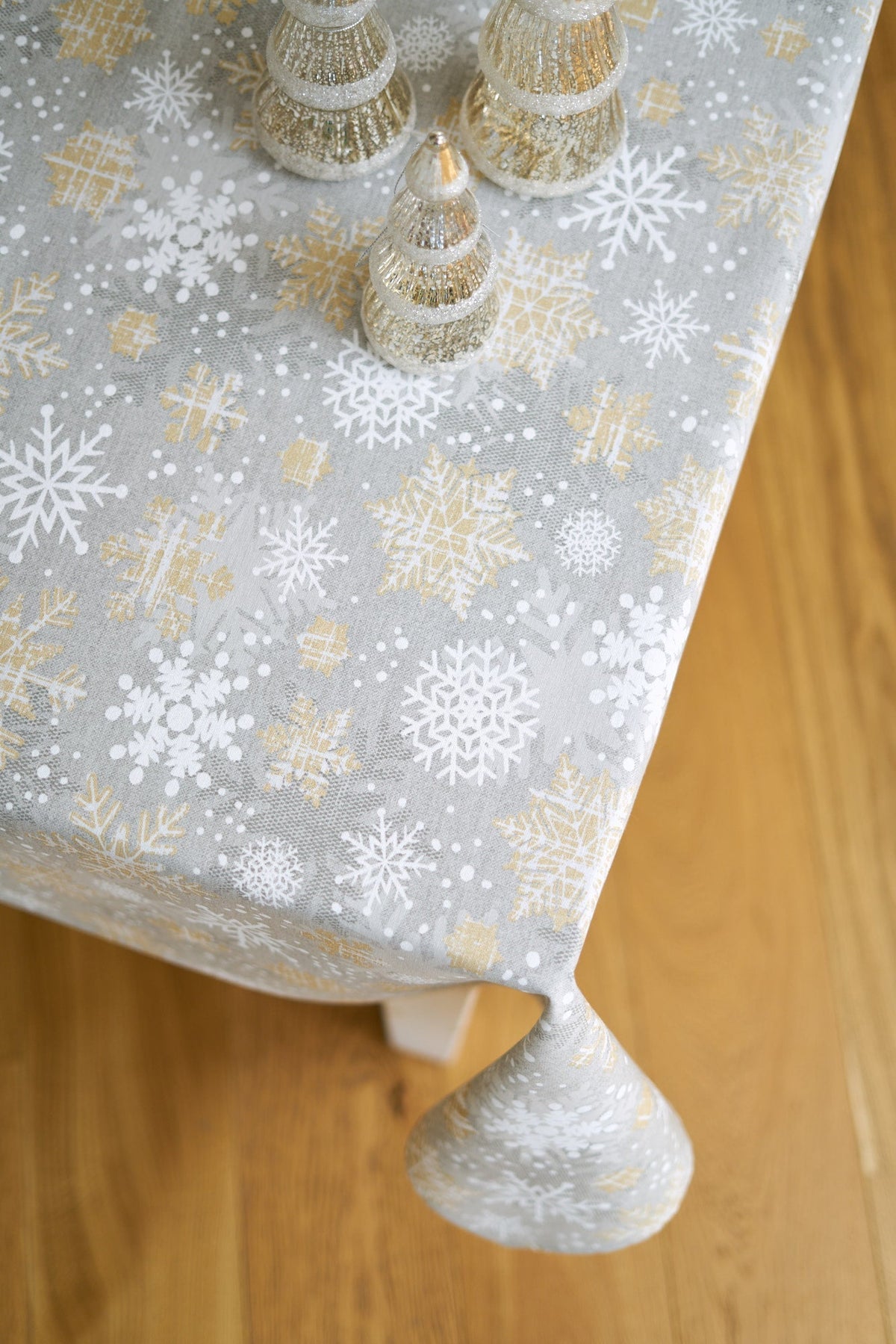 Tischdecke Snowflakes mit winterlichem Schneeflockenmotiv – Originalansicht 4