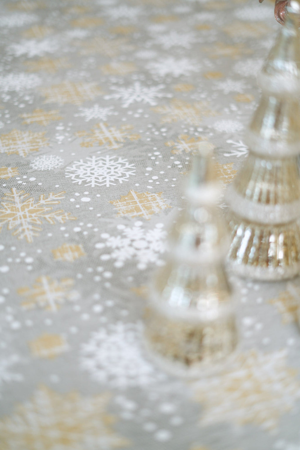 Tischdecke Snowflakes mit winterlichem Schneeflockenmotiv – Originalansicht 5