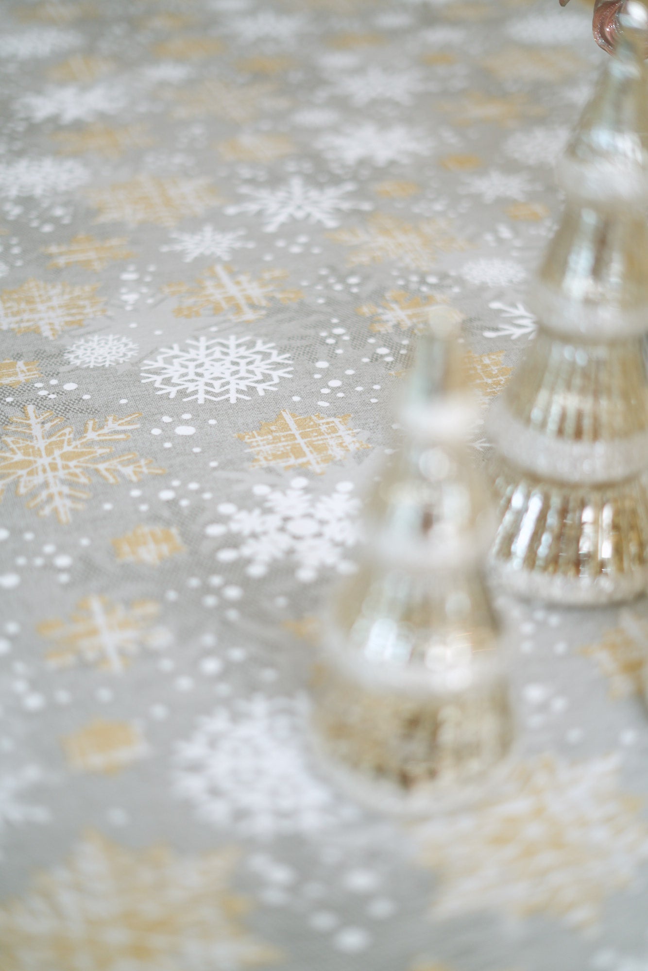 Tischdecke Snowflakes mit winterlichem Schneeflockenmotiv – Originalansicht 5