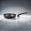 Schwarze Antihaft Bratpfanne aus Aluminium mit ergonomischem Griff – hochwertige Pfanne für Induktion und modernes Kochen