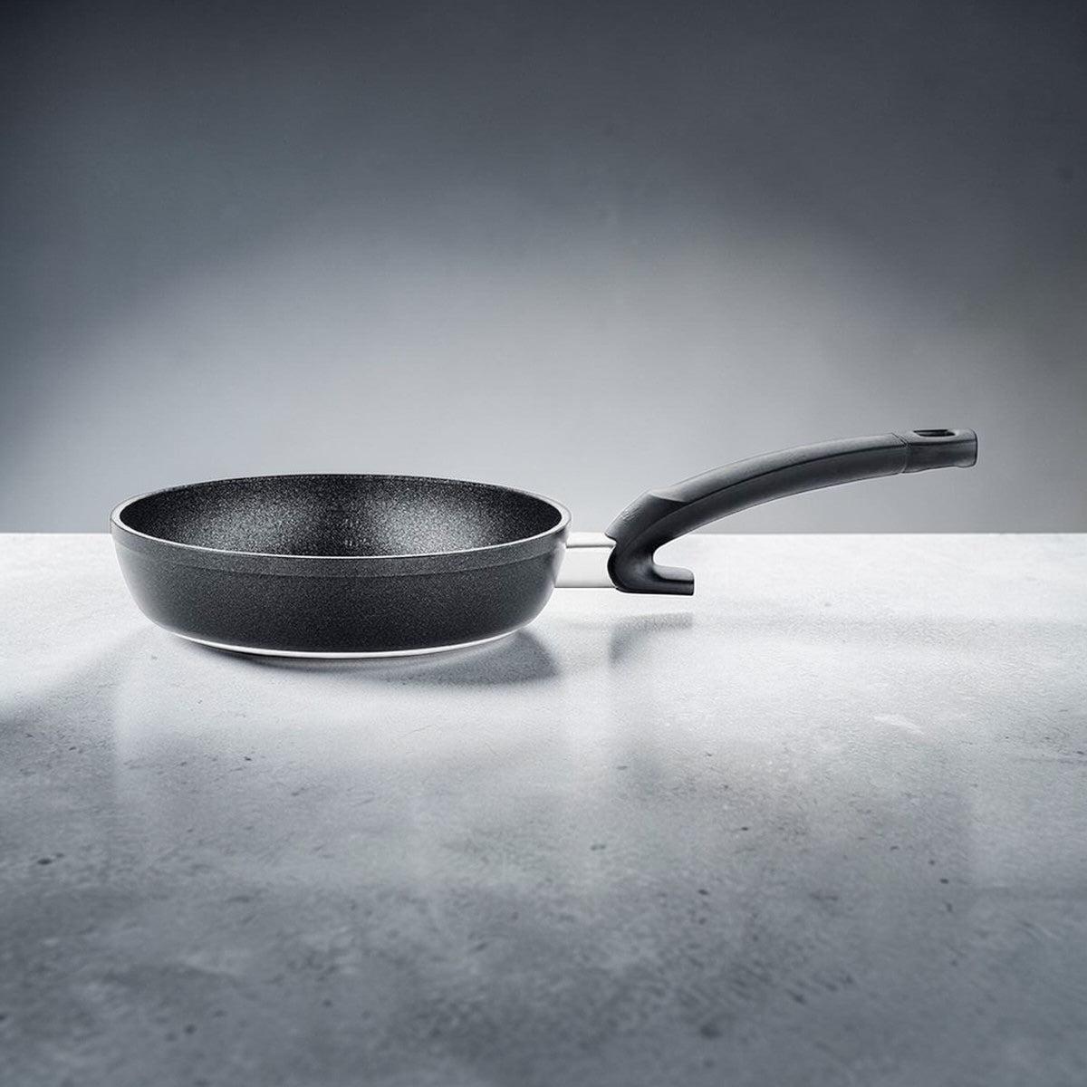 Schwarze Antihaft Bratpfanne aus Aluminium mit ergonomischem Griff – hochwertige Pfanne für Induktion und modernes Kochen