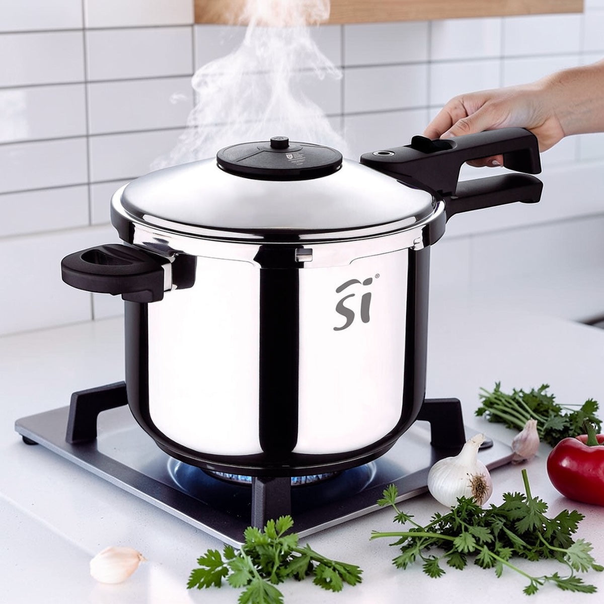 Edelstahl Schnellkochtopf beim Kochen auf dem Herd mit Dampf – moderner Druckkochtopf für schnelle und gesunde Gerichte