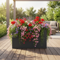 Großer moderner Blumenkasten mit bunten Gartenblumen auf der Terrasse – dekorativer Pflanzkasten für Balkon und Garten