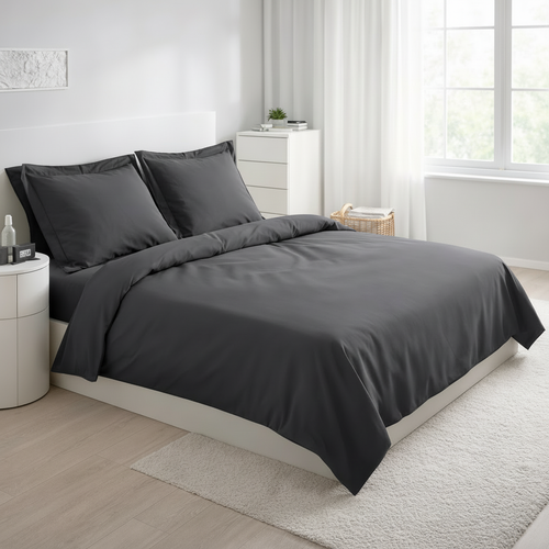 Schwarze Bettwäsche aus 100 % Baumwolle auf modernem Doppelbett im Schlafzimmer