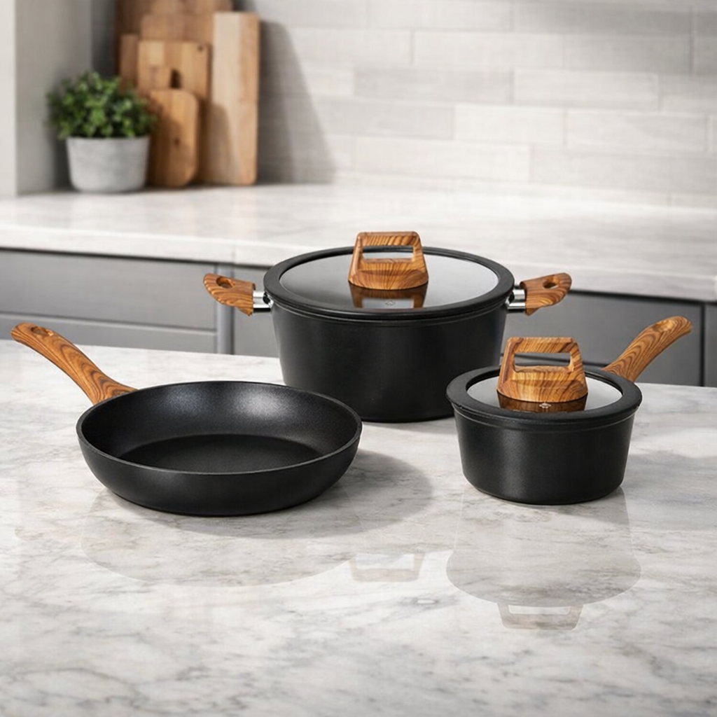 Kochgeschirr Set schwarz mit Holzgriffen Pfanne und Töpfe modern