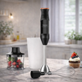 Stabmixer mit Zerkleinerer bereitet frische Früchte für Smoothies und Snacks zu