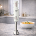 Philips 650W Stabmixer mit Edelstahlstab auf Küchenarbeitsplatte neben Suppe