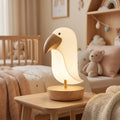 Kinder-Nachtlicht mit Lautsprecher – Weißer Vogel | Erstelle ein hochwertiges, fotorealistisches Hauptbild für einen Premium-Onlineshop im quadratischen Format 1:1 und in 2048 × 2048 Pixel.