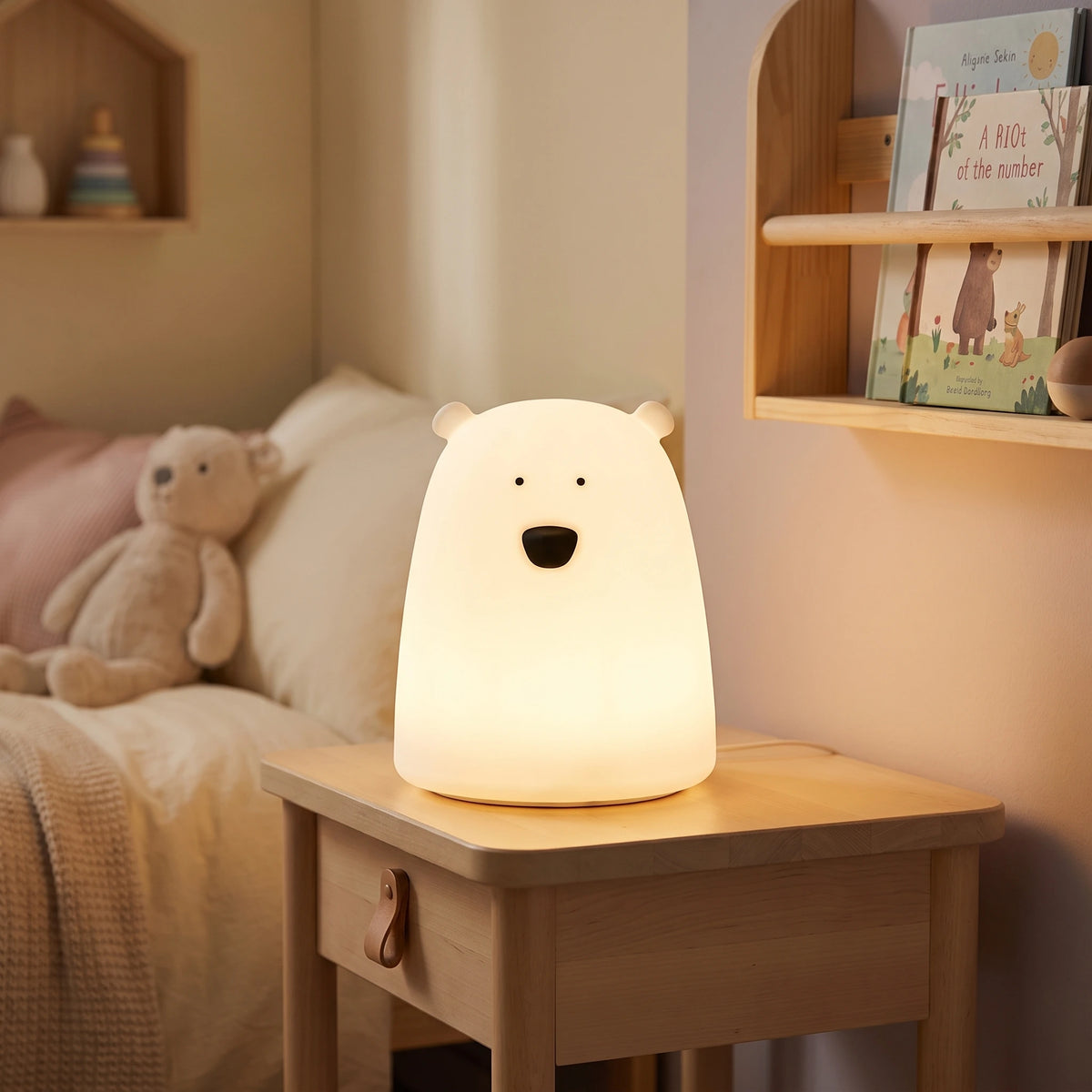 Kleiner Bär Nachtlicht aus Silikon – Weiß | Erstelle ein hochwertiges, fotorealistisches Hauptbild für einen Premium-Onlineshop im quadratischen Format 1:1 und in 2048 × 2048 Pixel.