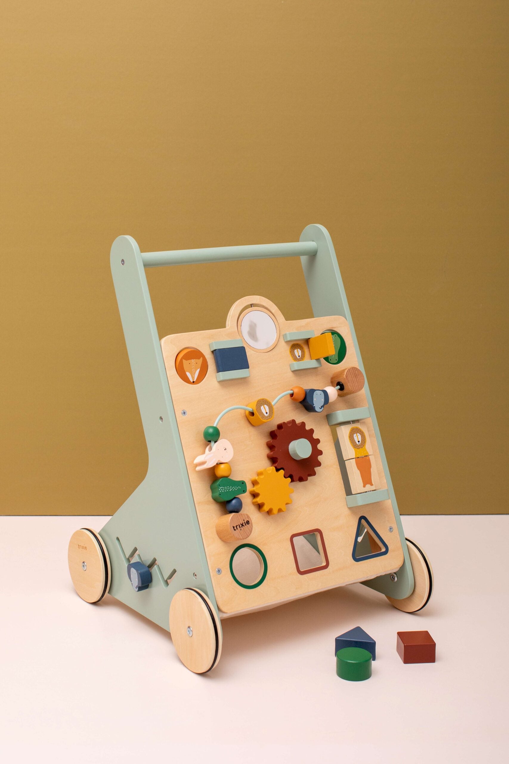 Aktivitäts-Lauflernwagen aus Holz im Kinderzimmer