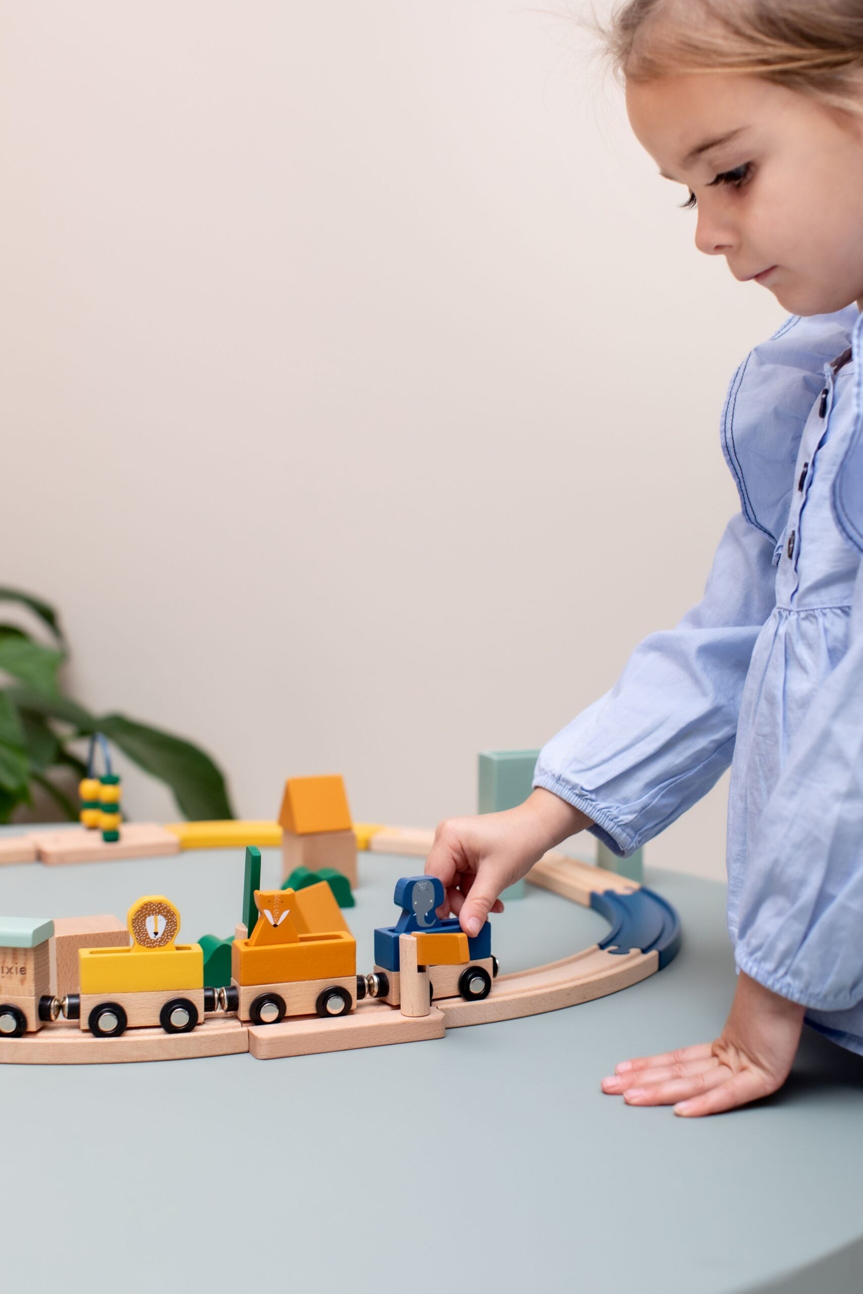 Trixie Baby Holz-Eisenbahnset aufgebaut im Kinderzimmer