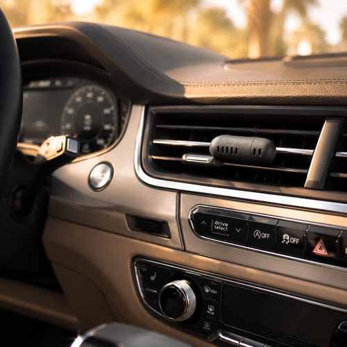 Candledust Autoduft Breeze an der Lüftung eines eleganten Autos