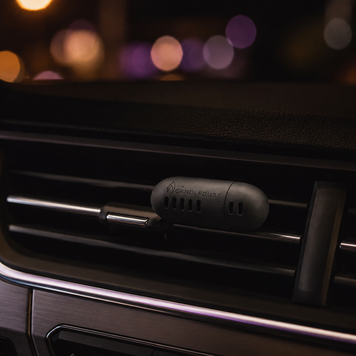 Autoduft Signature Candledust im Auto bei luxuriöser Nachtstimmung