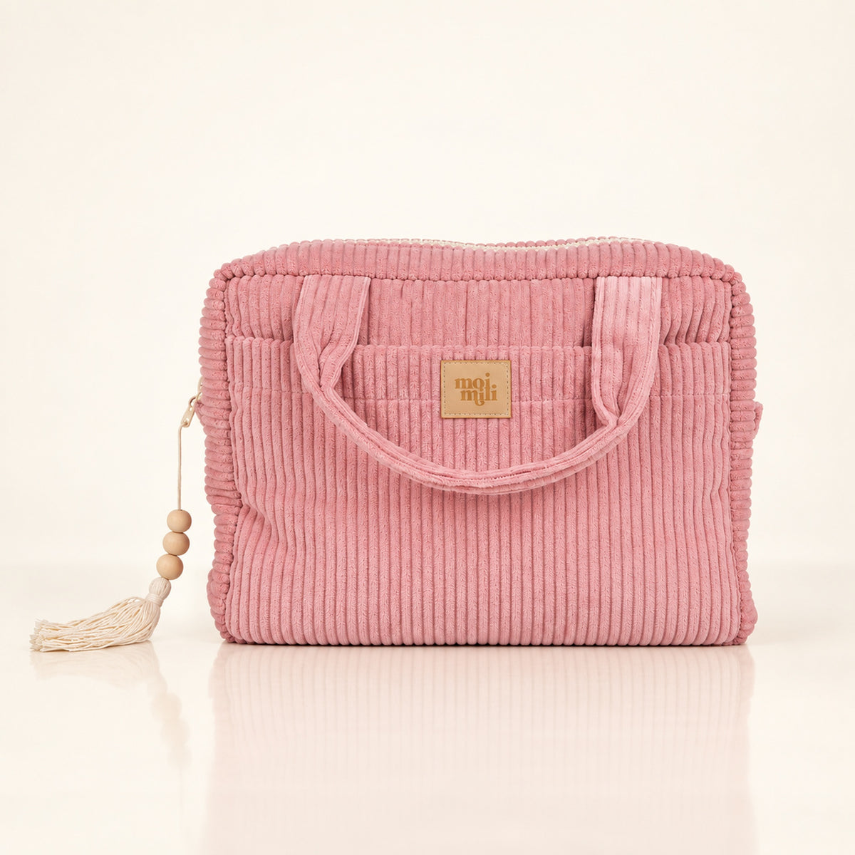 Große Kosmetiktasche Babyrosa aus rosa Cord auf hellem Spiegelboden