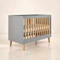 Babybett Kubi Grau – Premium Produktbild mit Bodenreflexion