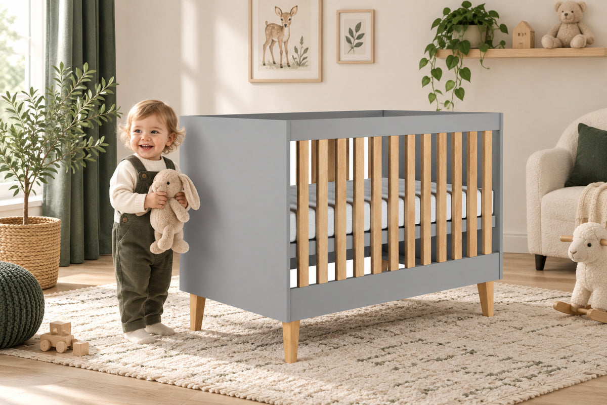Babybett Kubi Grau im modernen Kinderzimmer mit Kind