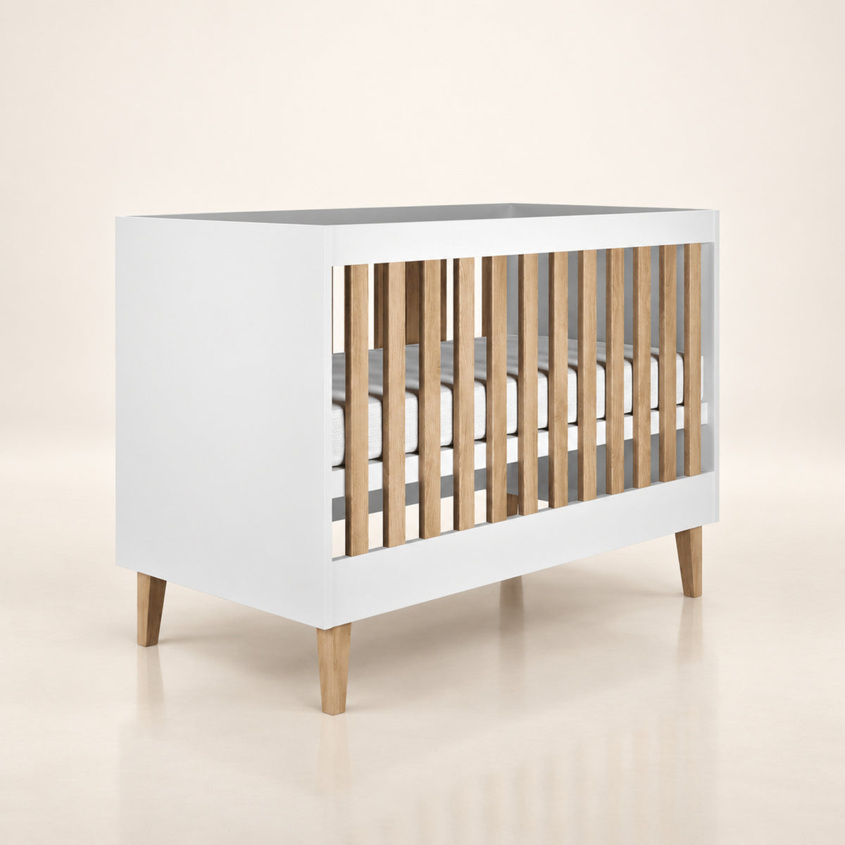 Babybett Kubi - Weiß – Premium Produktbild mit Bodenreflexion