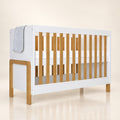 Babybett Victor – Premium Produktbild mit Bodenreflexion
