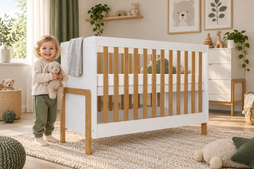 Babybett Victor im stilvollen Kinderzimmer