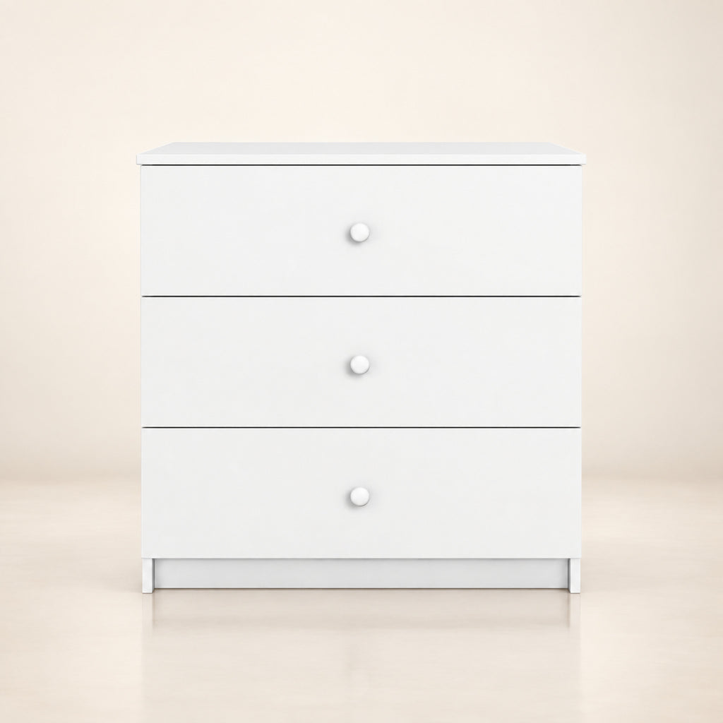 Babydreams Kommode – Premium Produktbild mit Bodenreflexion