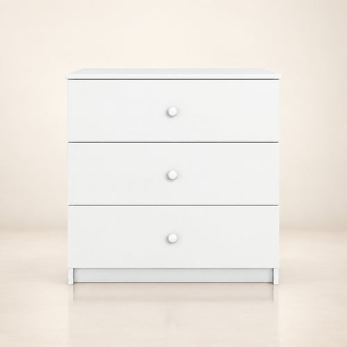 Babydreams Kommode – Premium Produktbild mit Bodenreflexion