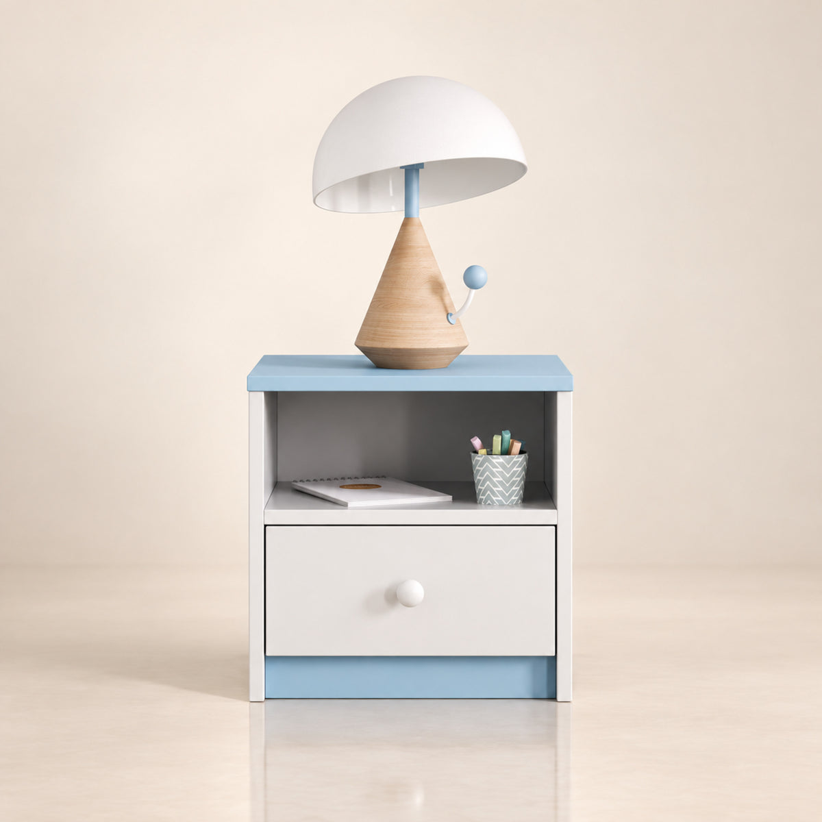 Babydreams Nachttisch – Premium Produktbild mit Bodenreflexion