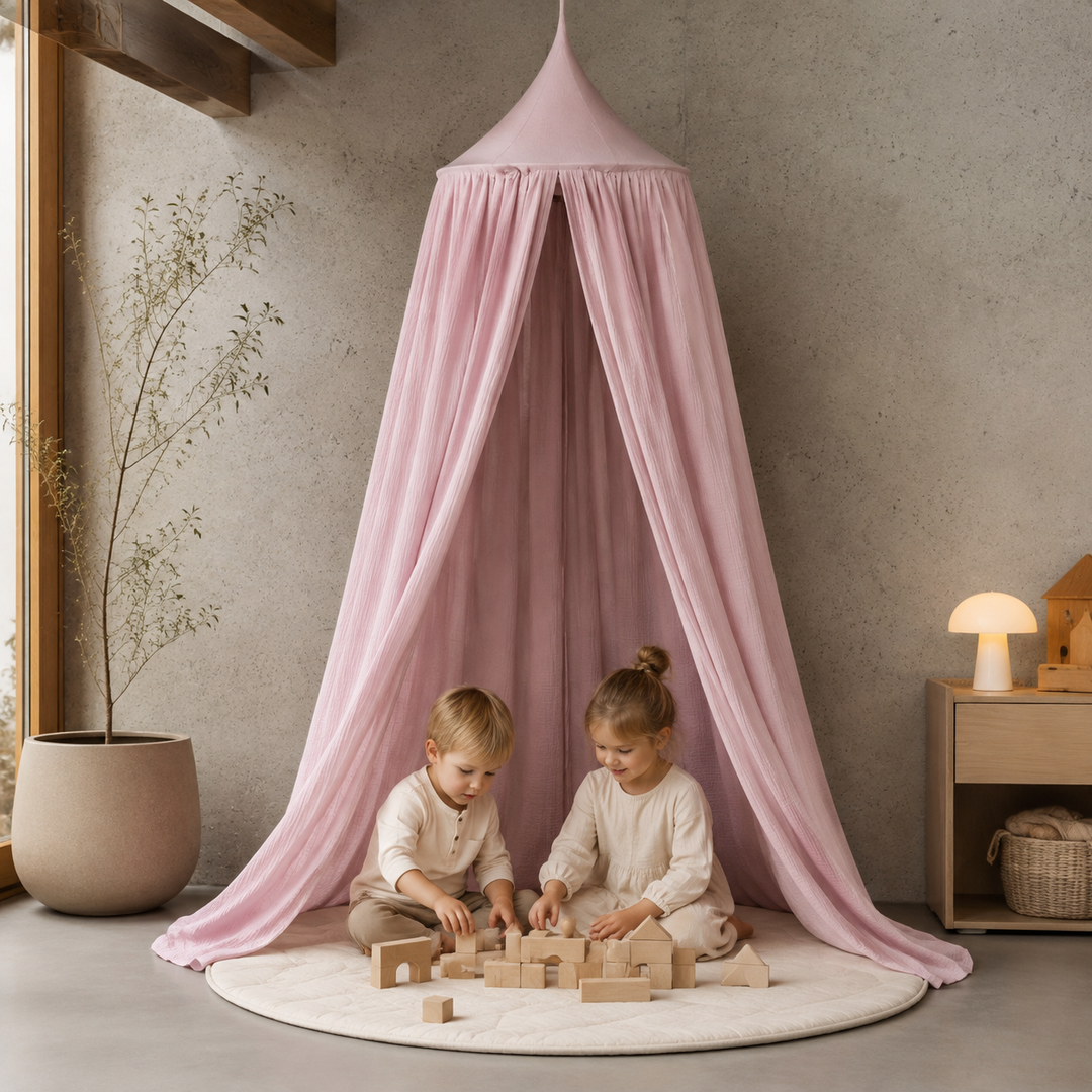 Geschwister spielen unter dem Kinder-Baldachin Babyrosa