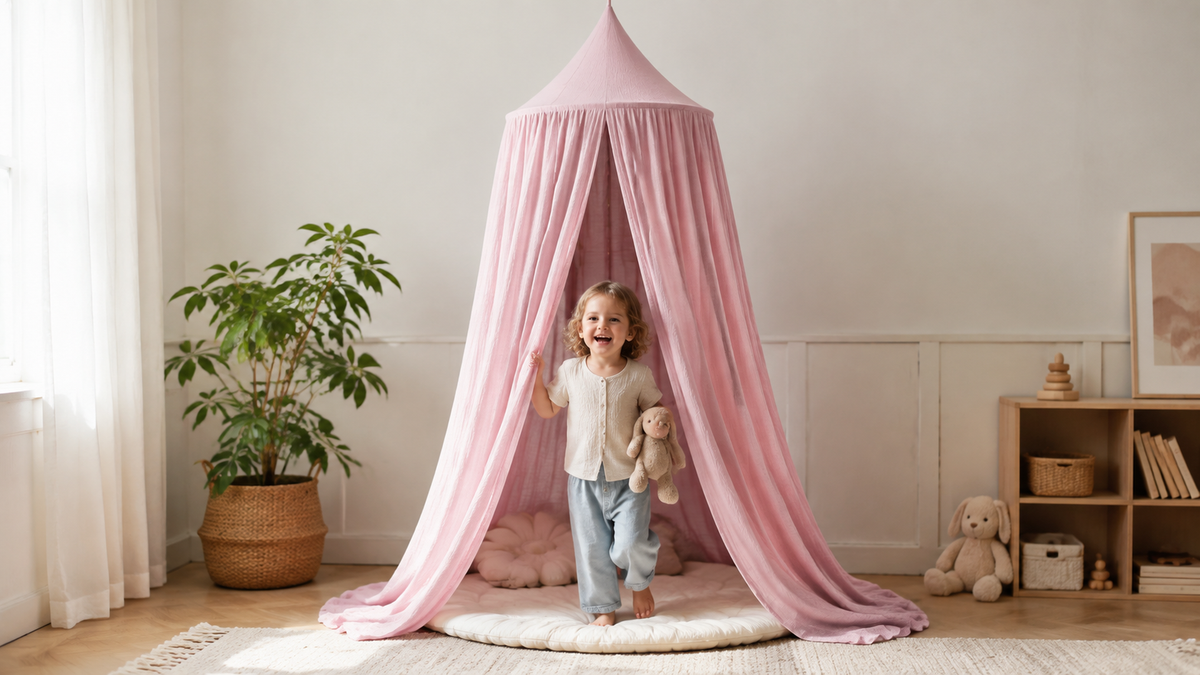 Kind kommt aus dem babyrosa Kinder-Baldachin