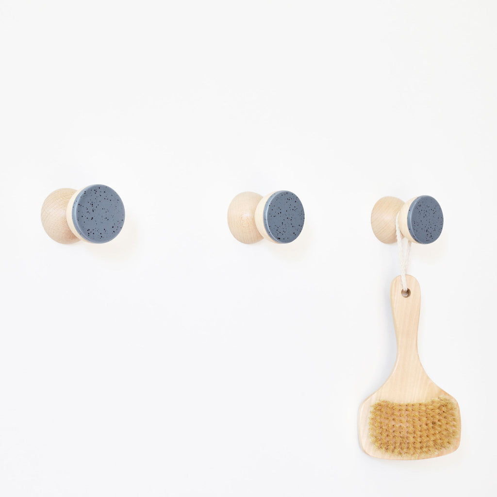 Wandhaken aus Buchenholz & Keramik – Blau Schwarz Sprenkel – Originalansicht 1