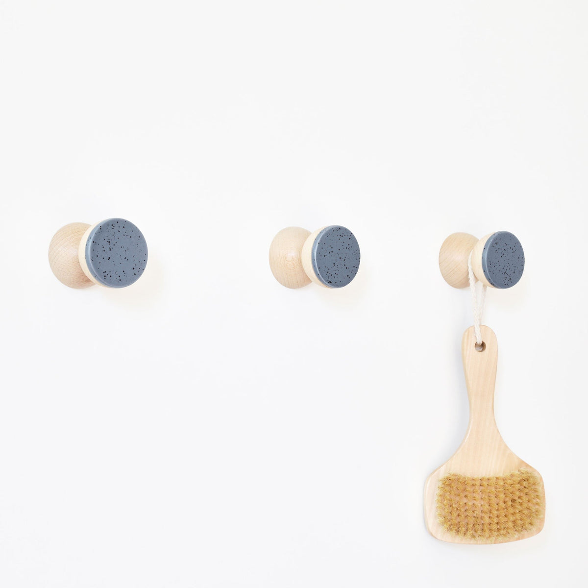 Wandhaken aus Buchenholz & Keramik – Blau Schwarz Sprenkel – Originalansicht 1