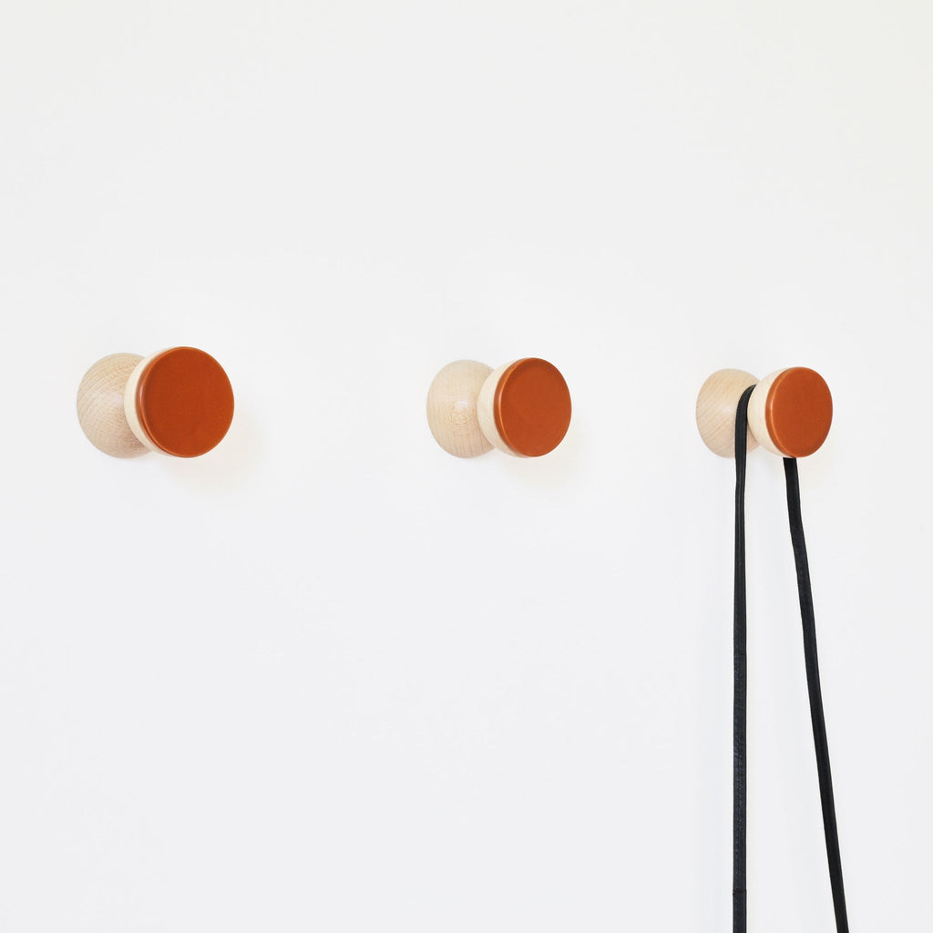 Wandhaken aus Buchenholz & Keramik – Dark Terrakotta-Orange – Originalansicht 4