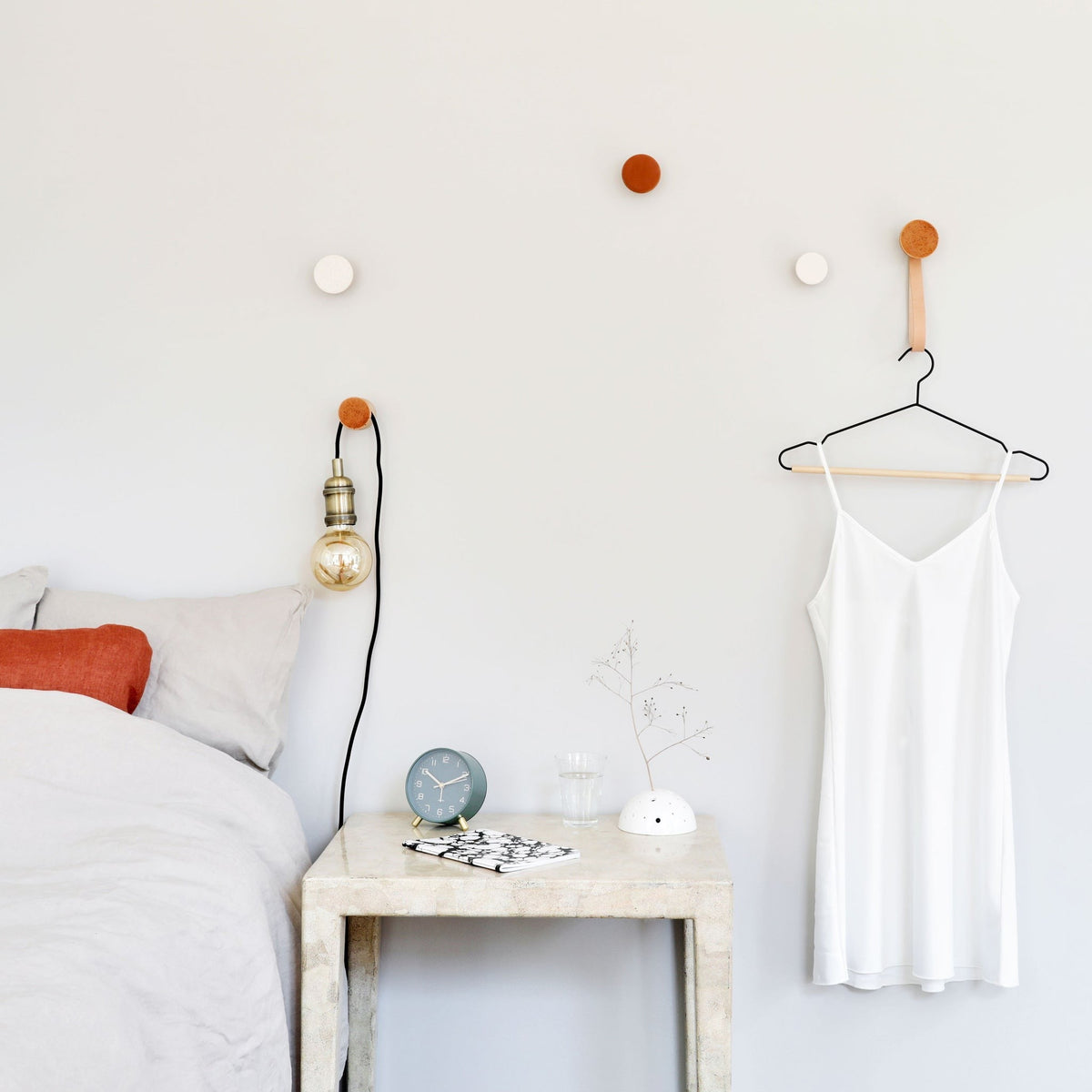 Wandhaken aus Buchenholz & Keramik – Dark Terrakotta-Orange – Originalansicht 2