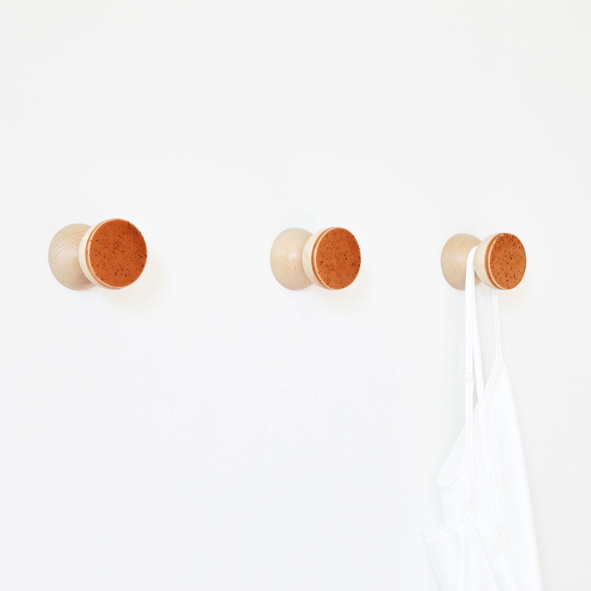 Wandhaken aus Buchenholz & Keramik – Terrakotta-Orange Sprenkel – Originalansicht 2