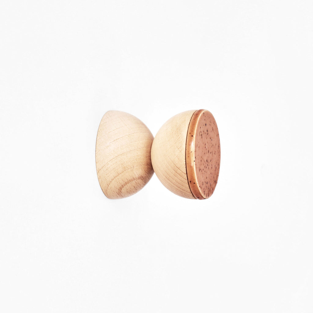 Wandhaken aus Buchenholz & Keramik – Terrakotta-Orange Sprenkel – Originalansicht 1