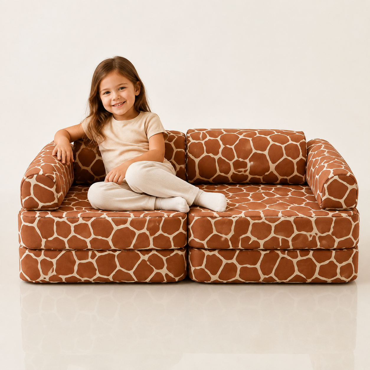 Modulares Spielsofa – Giraffe, 120 cm mit Kind im Studio – bees&blooms